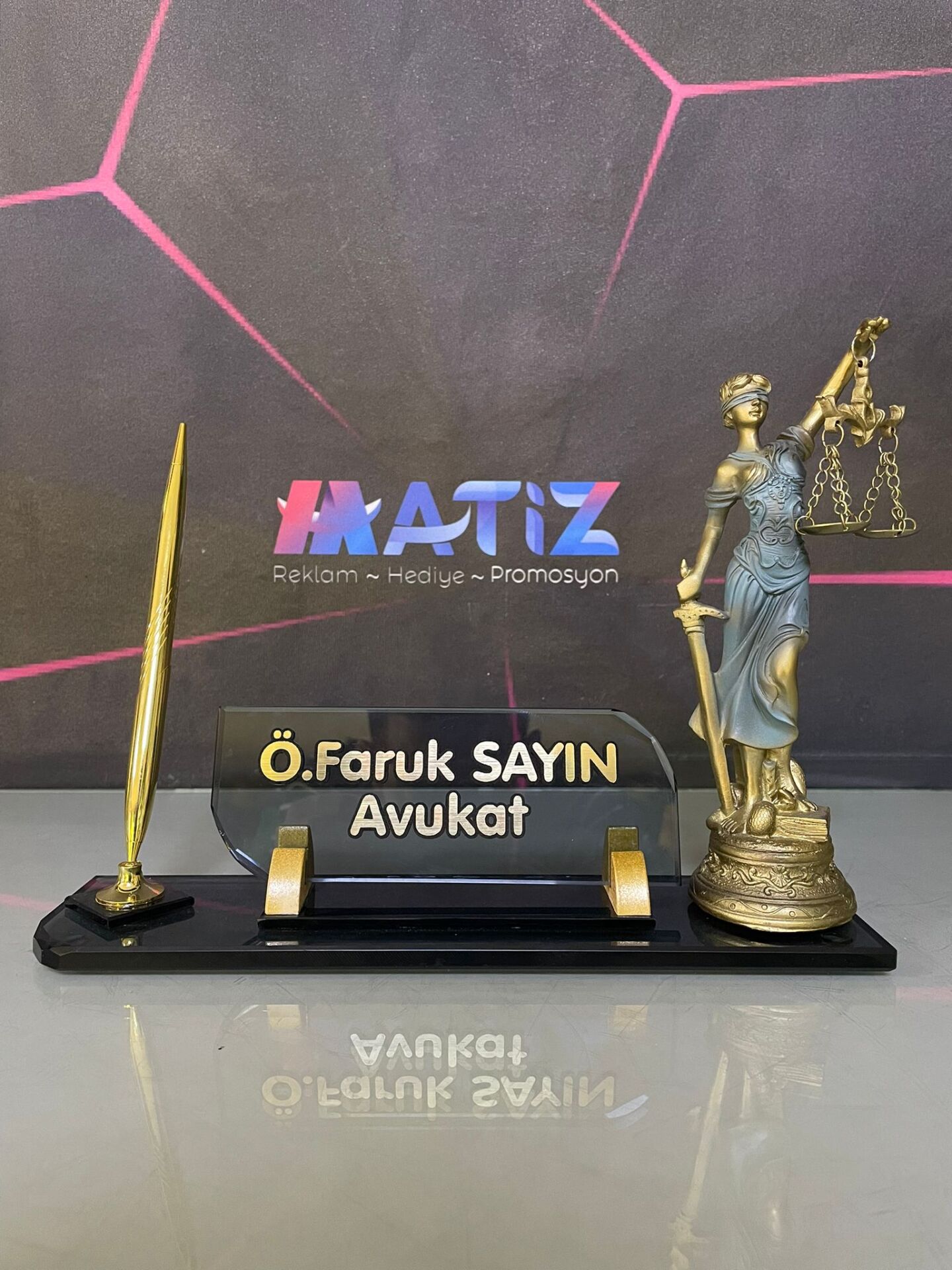 Themis Heykelli Masa İsimliği