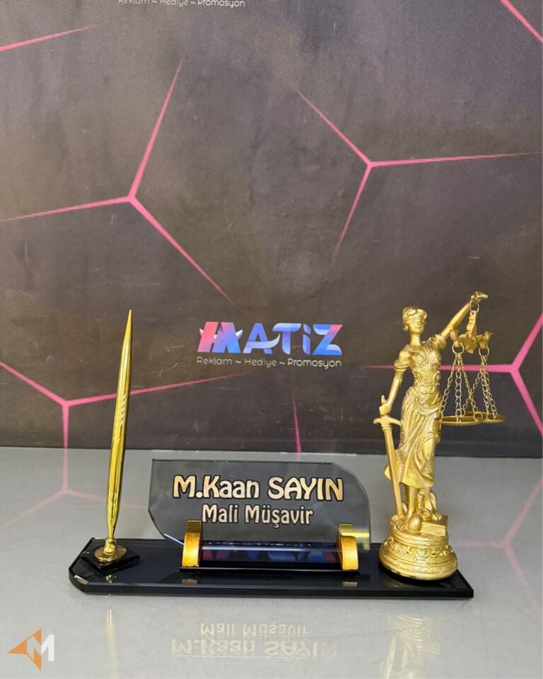 Themis Heykelli Masa İsimliği