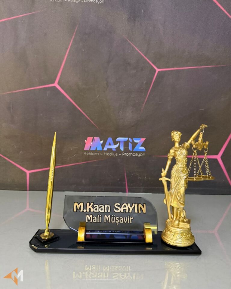 Themis Heykelli Masa İsimliği