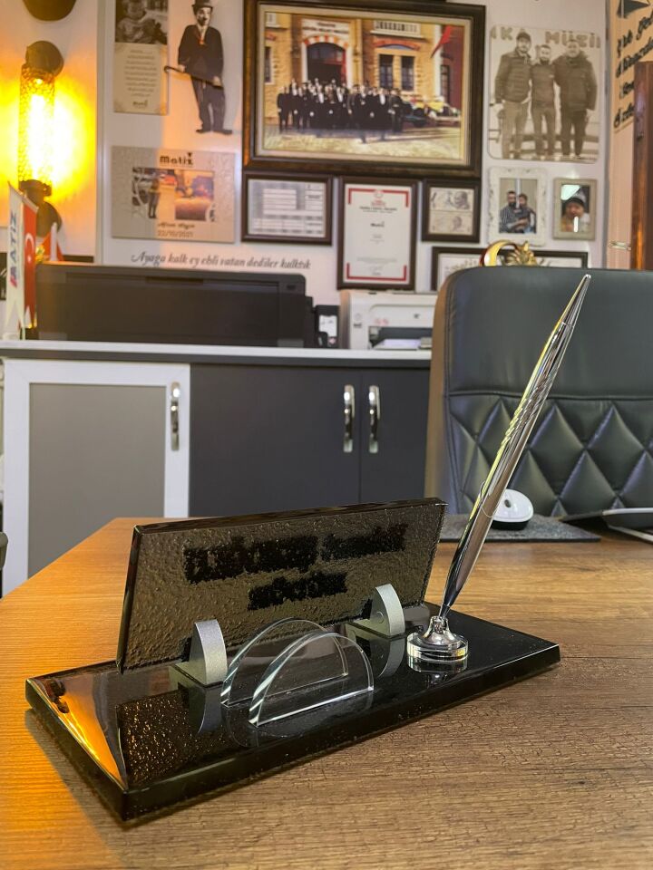 Müdür Dekorlu Cam İsimlik