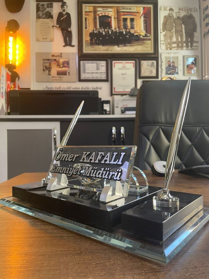 Siyah Mermer Masa İsimliği