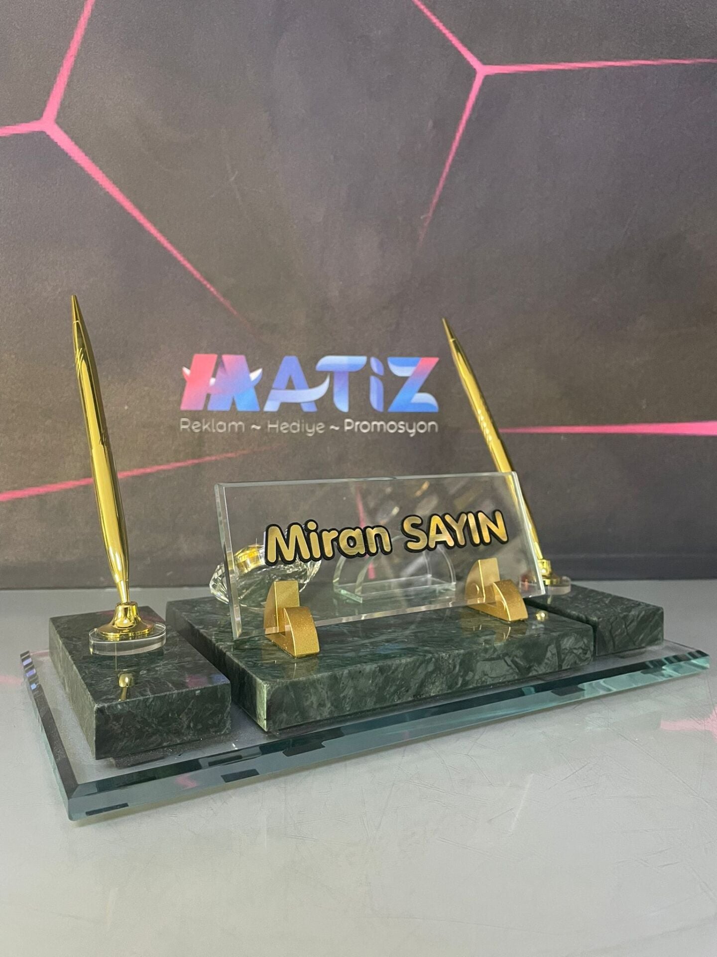 Yeşil Mermer Masa İsimliği