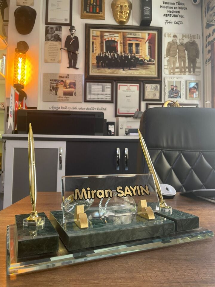 Yeşil Mermer Masa İsimliği