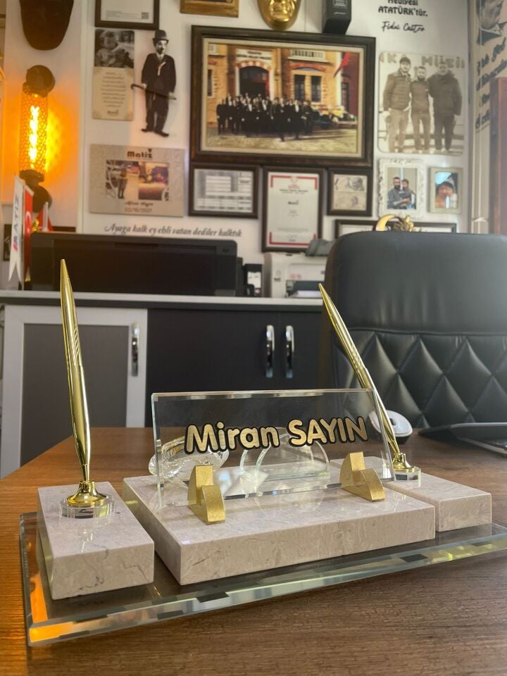 Krem Renk Mermer Masa İsimliği