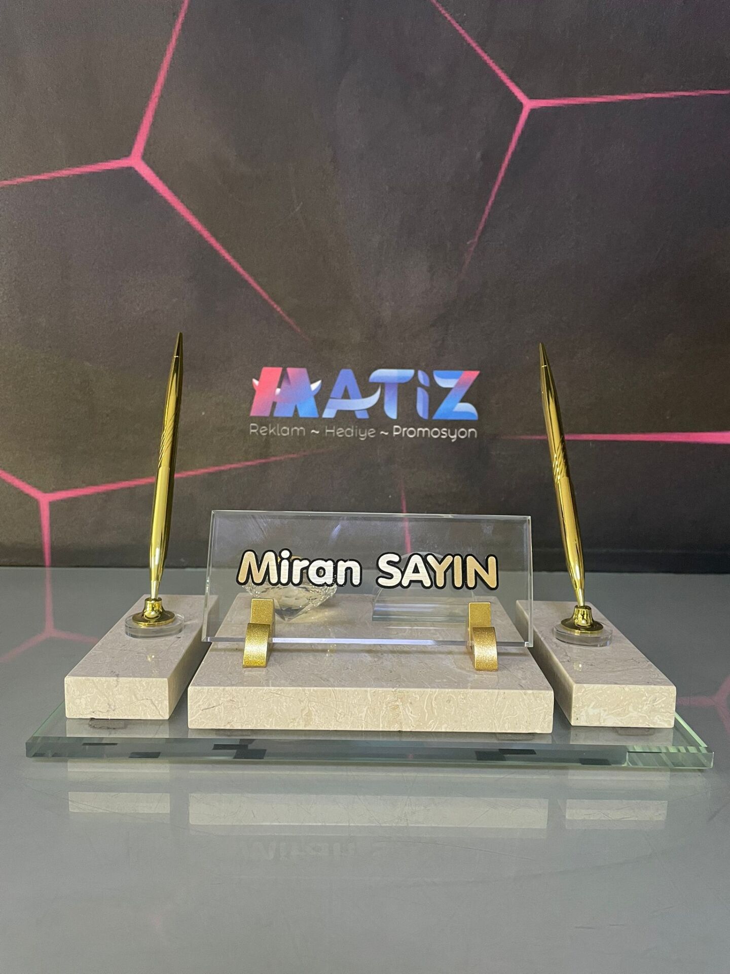 Krem Renk Mermer Masa İsimliği