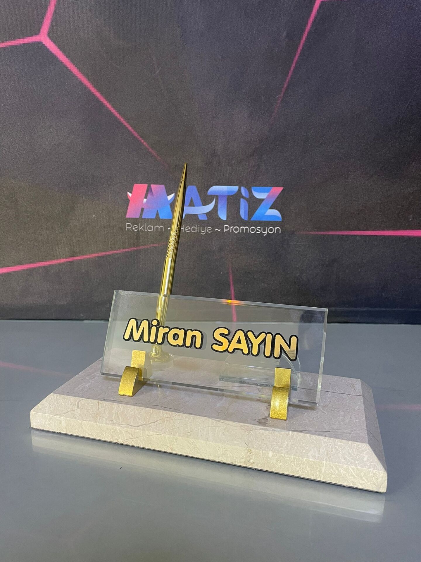 Krem Mermer Masa İsimliği