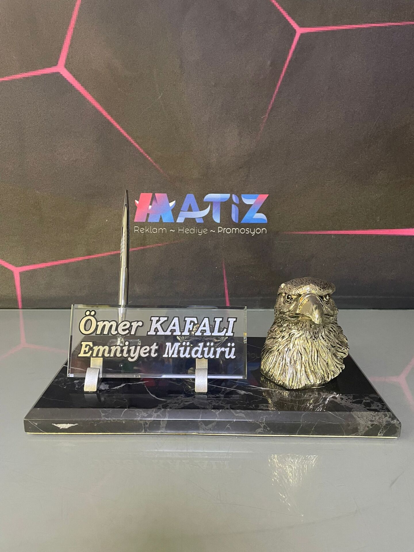 Kartallı Siyah Mermer Masa İsimliği