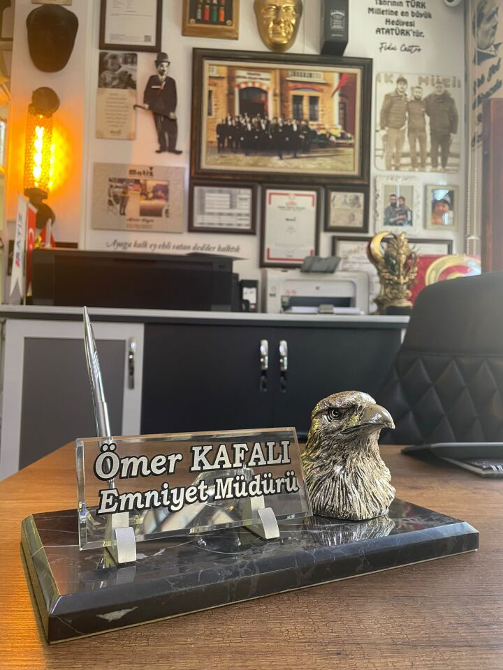 Kartallı Siyah Mermer Masa İsimliği