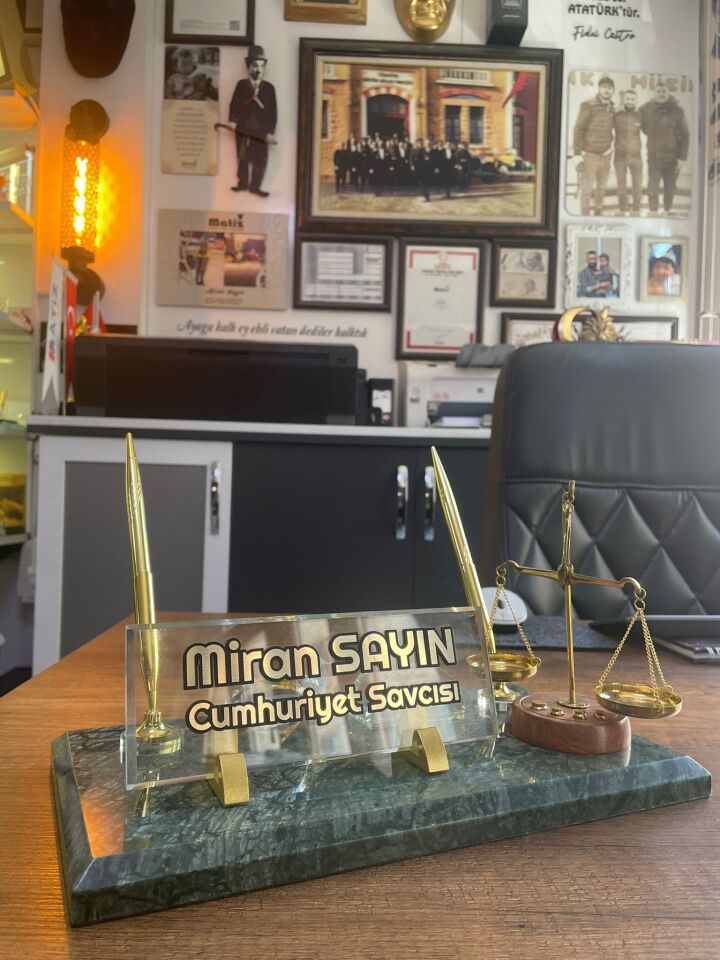 LÜX Adalet Terazili Yeşil Mermer İsimlik