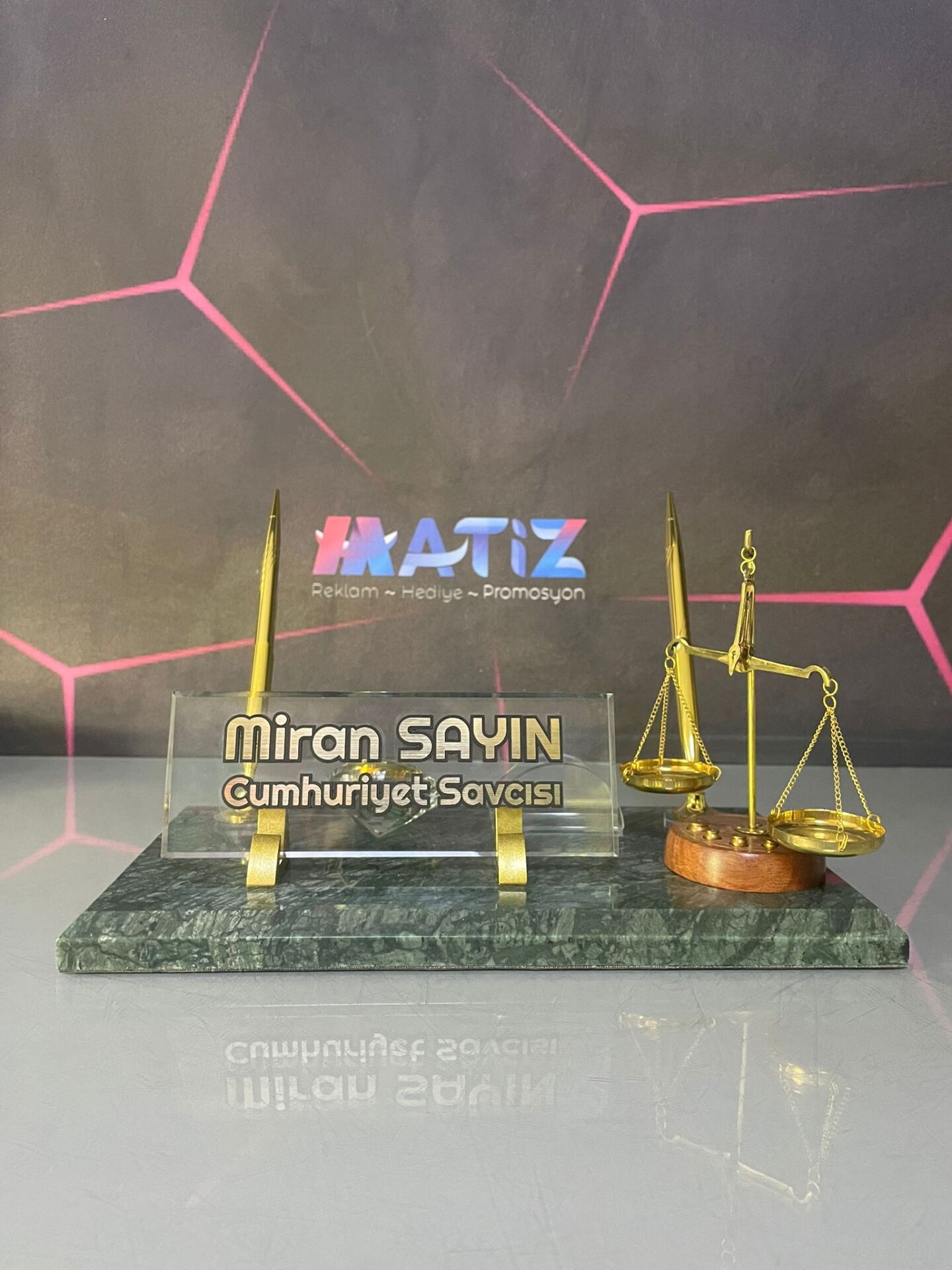 LÜX Adalet Terazili Yeşil Mermer İsimlik