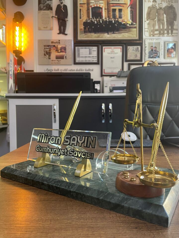 LÜX Adalet Terazili Yeşil Mermer İsimlik