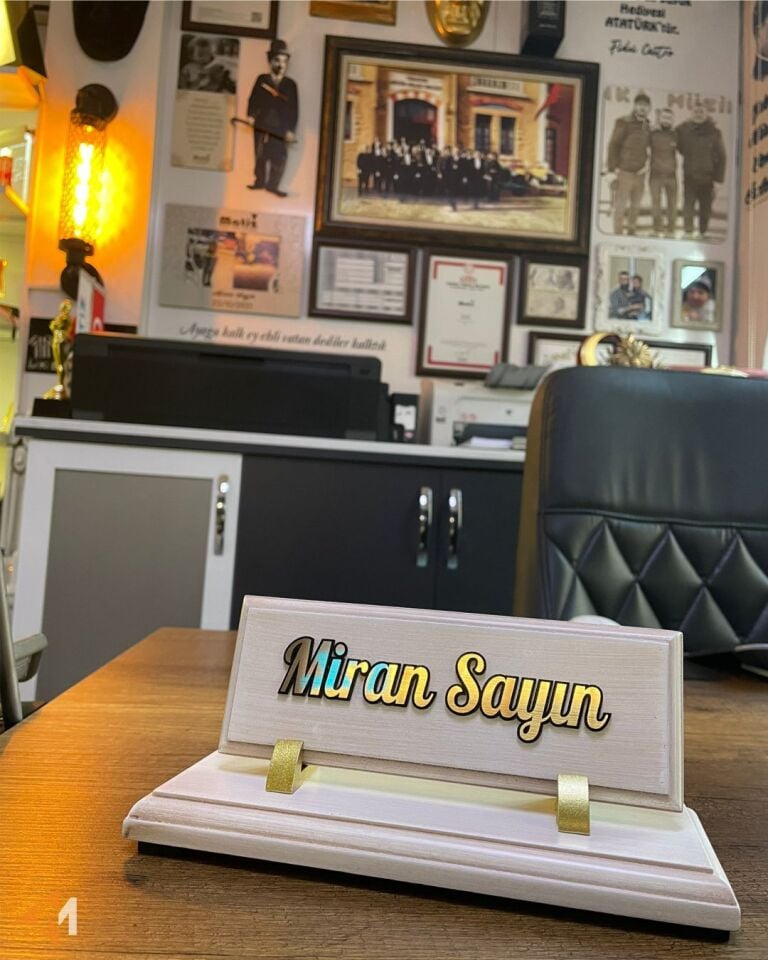 Beyaz Eskitme Ahşap İsimlik