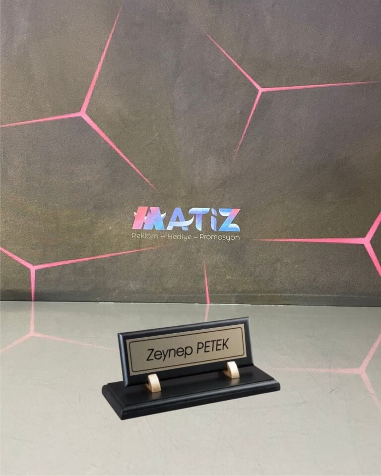 Siyah Ahşap Masa İsimliği