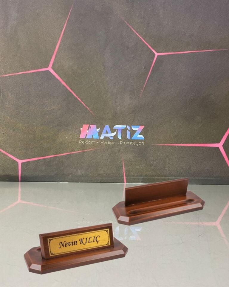 Klasik Ahşap Masa İsimliği