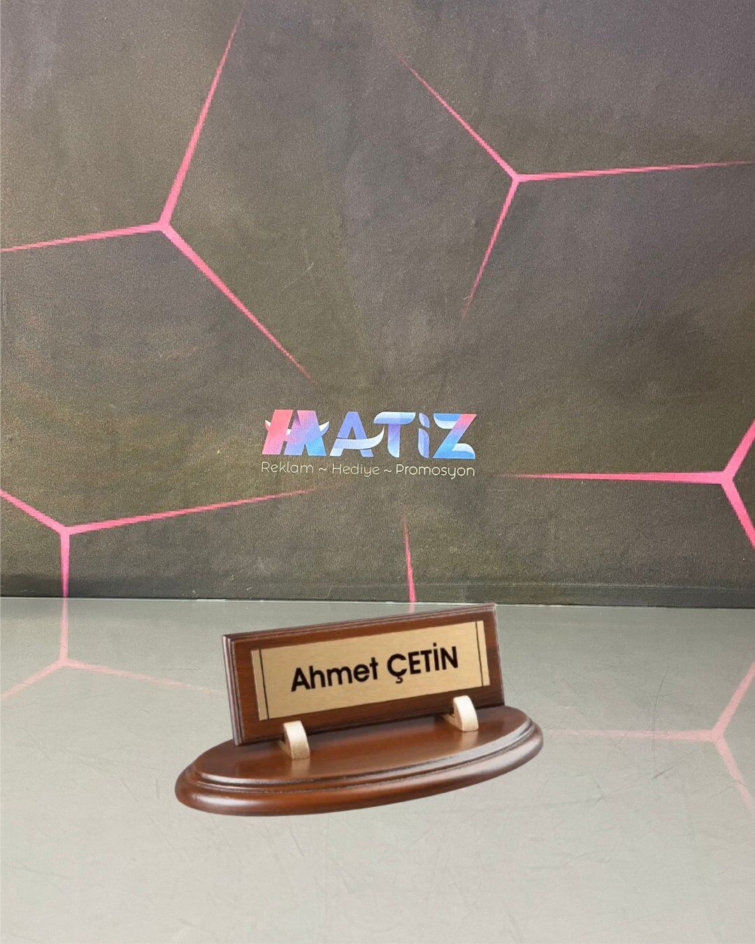 Oval Ahşap Masa İsimliği