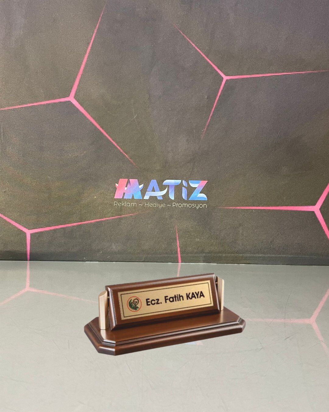 Eczacı Ahşap Masa İsimliği