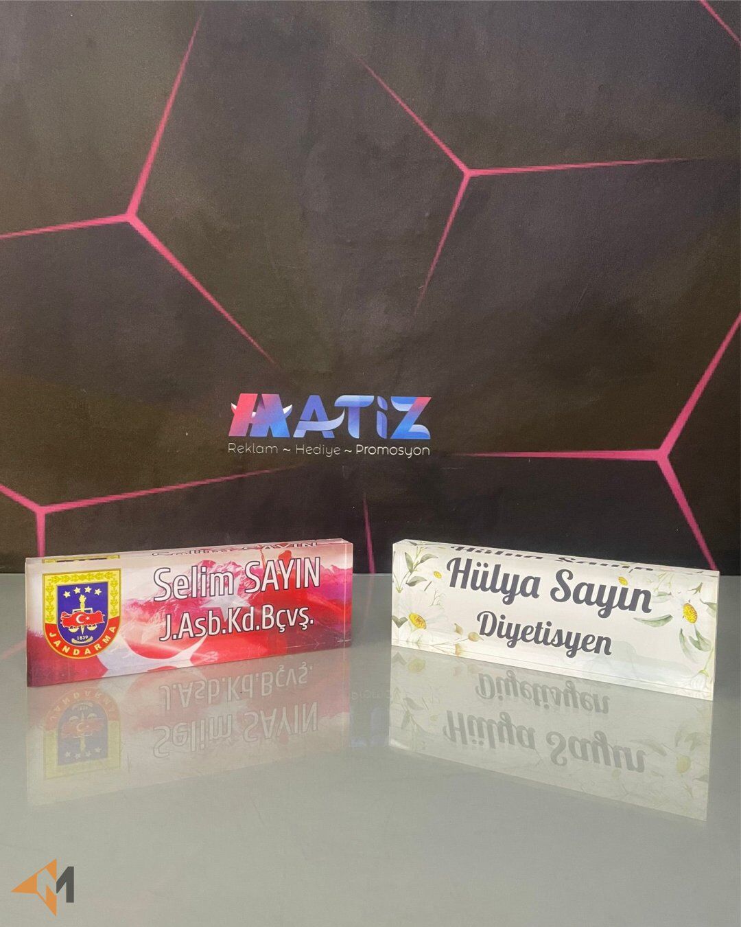 Akrilik Pleksi Masa İsimliği