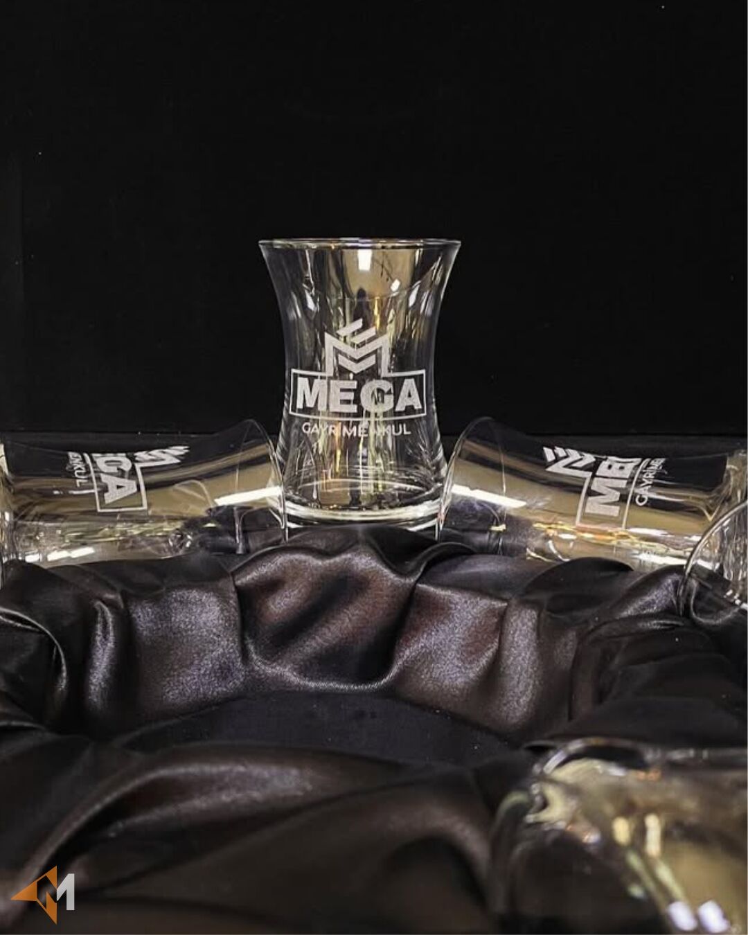 Tabaklı Kutulu ve Logolu Set