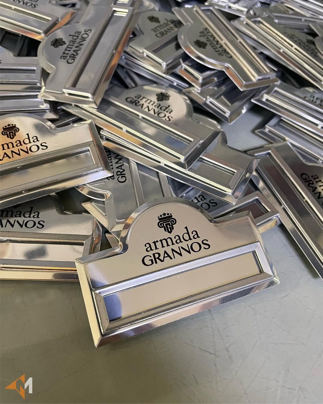 Otel Logolu Metal Yaka İsimliği