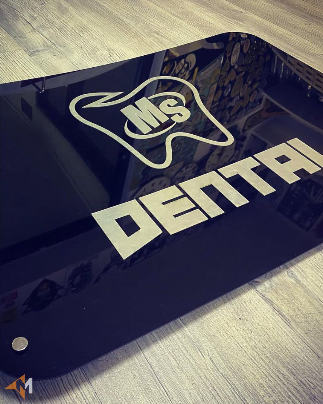 Siyah Pleksi Kabartma Ofis Tabelası