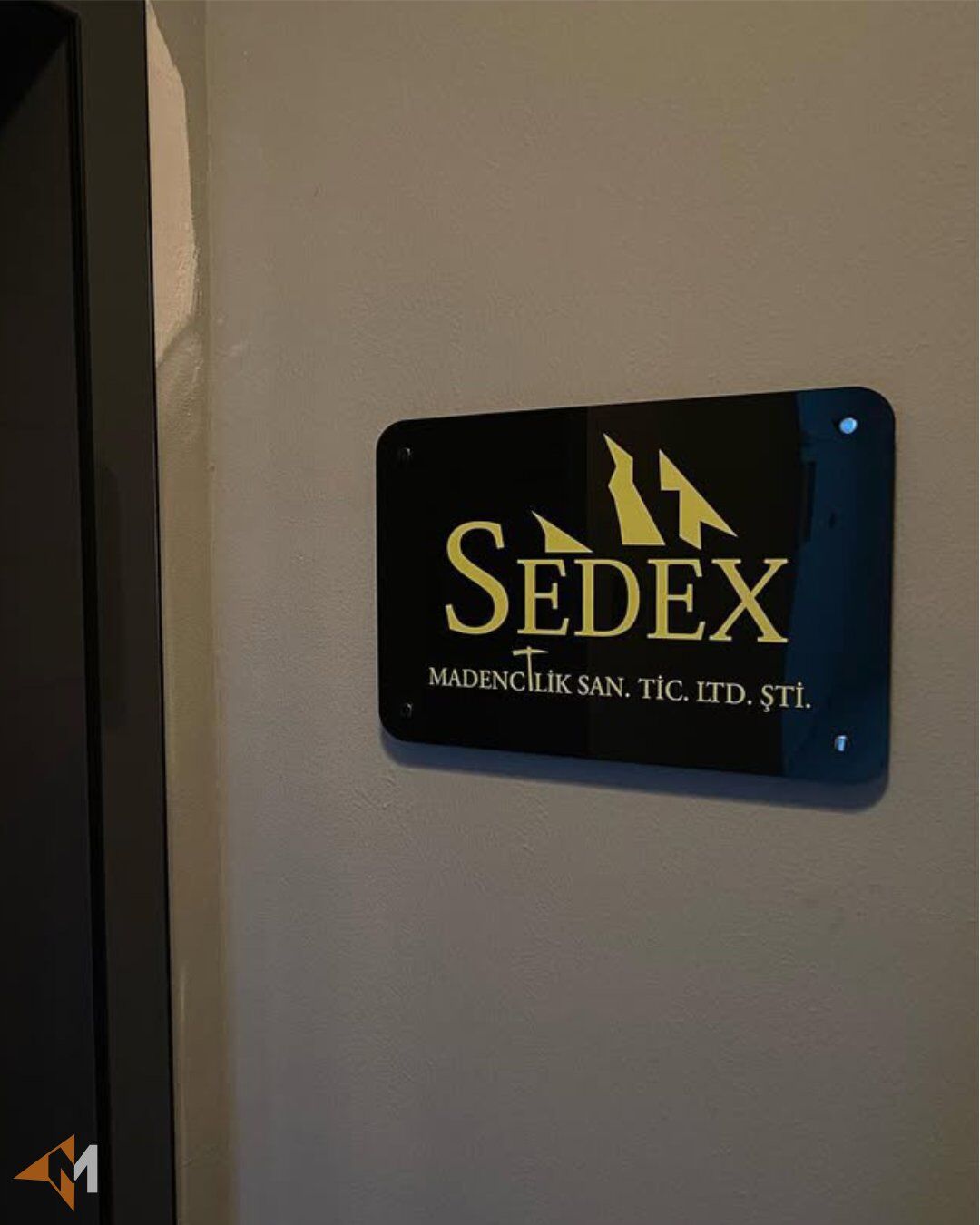 Siyah Pleksi UV Baskı Ofis Tabelası