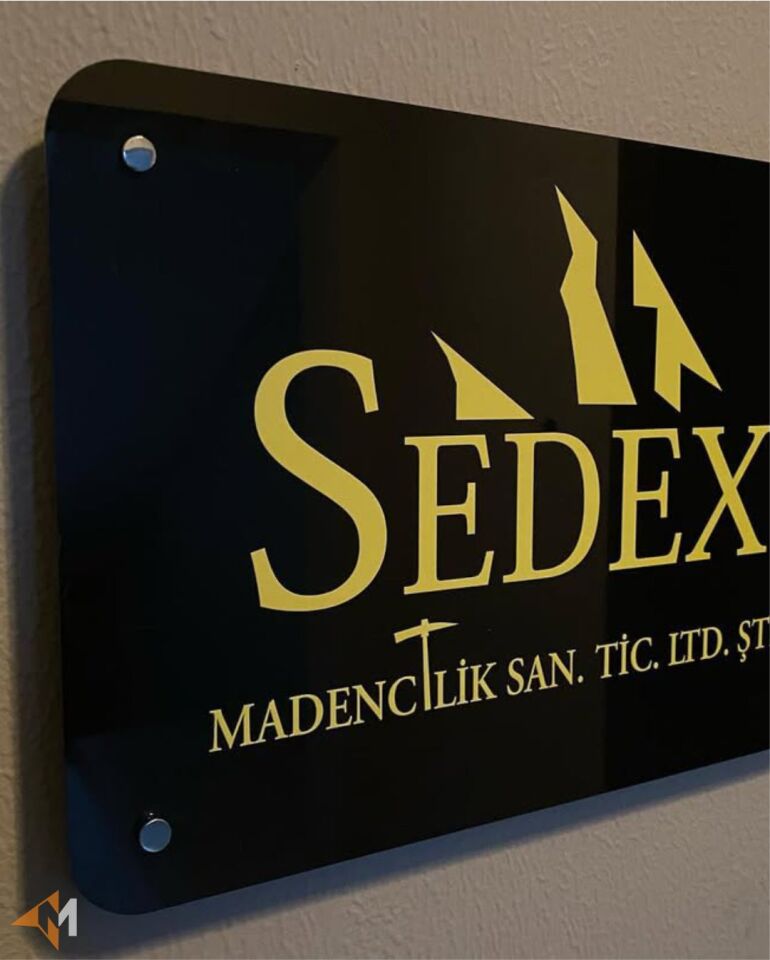 Siyah Pleksi UV Baskı Ofis Tabelası