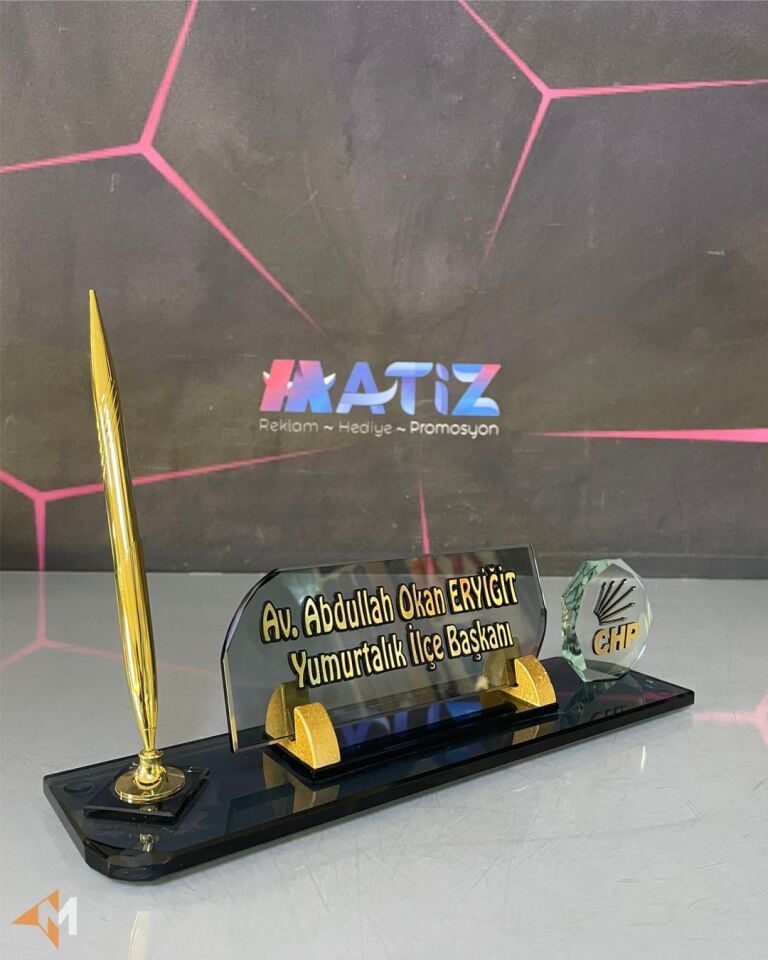 Parti Logolu Kristal Masa İsimliği