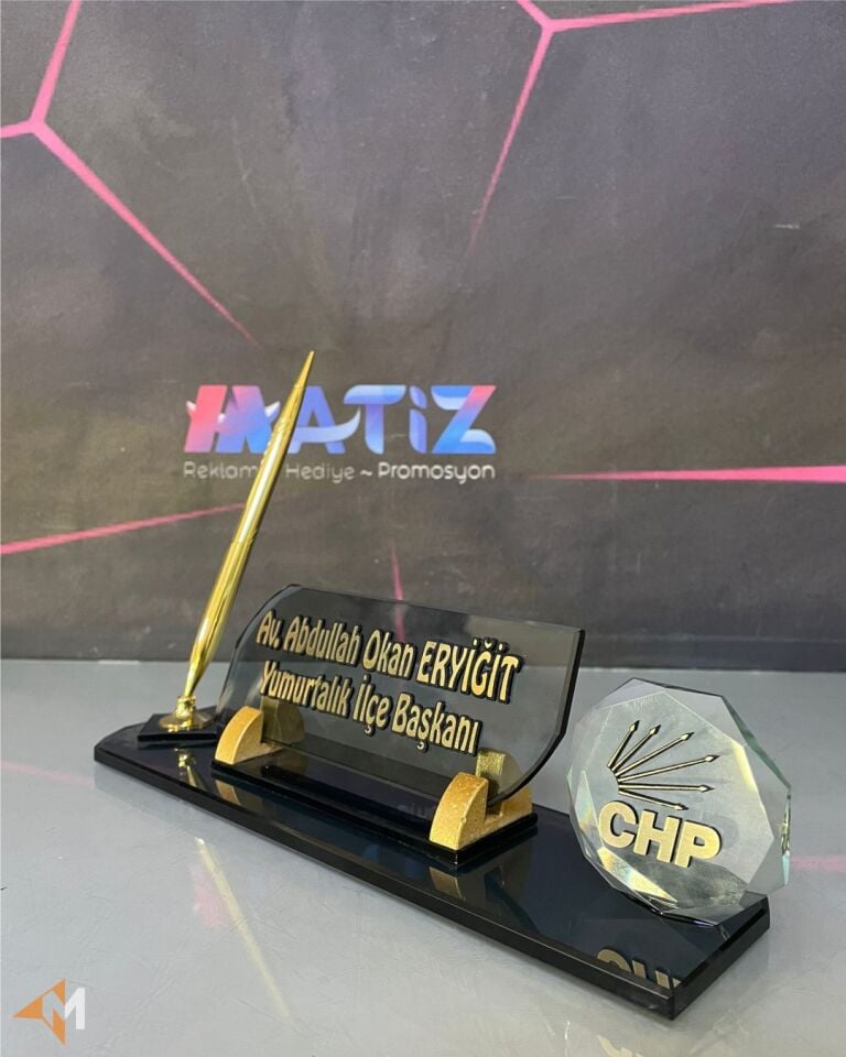 Parti Logolu Kristal Masa İsimliği