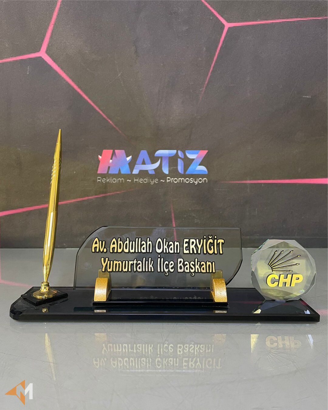 Parti Logolu Kristal Masa İsimliği