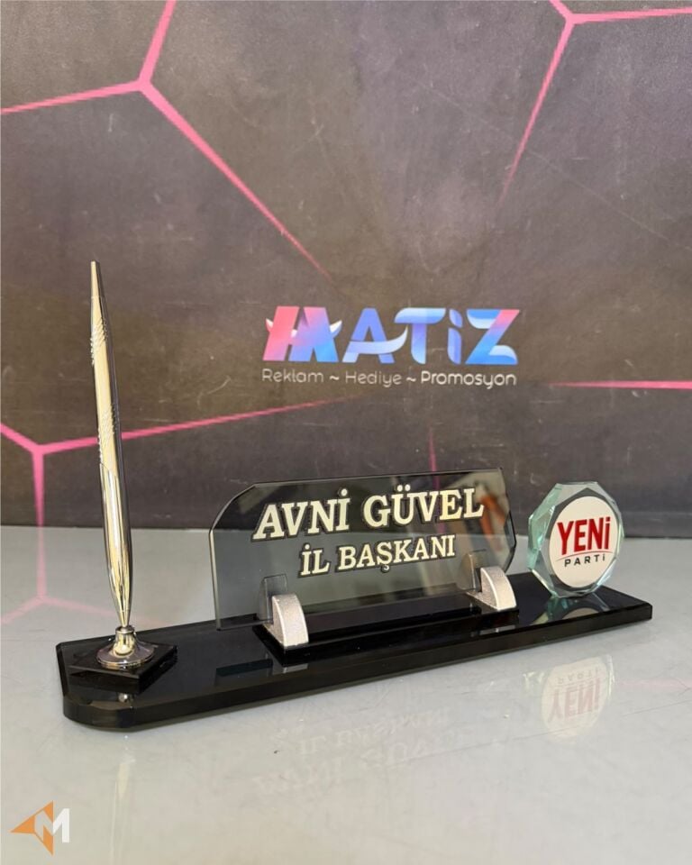 Parti Logolu Kristal Masa İsimliği