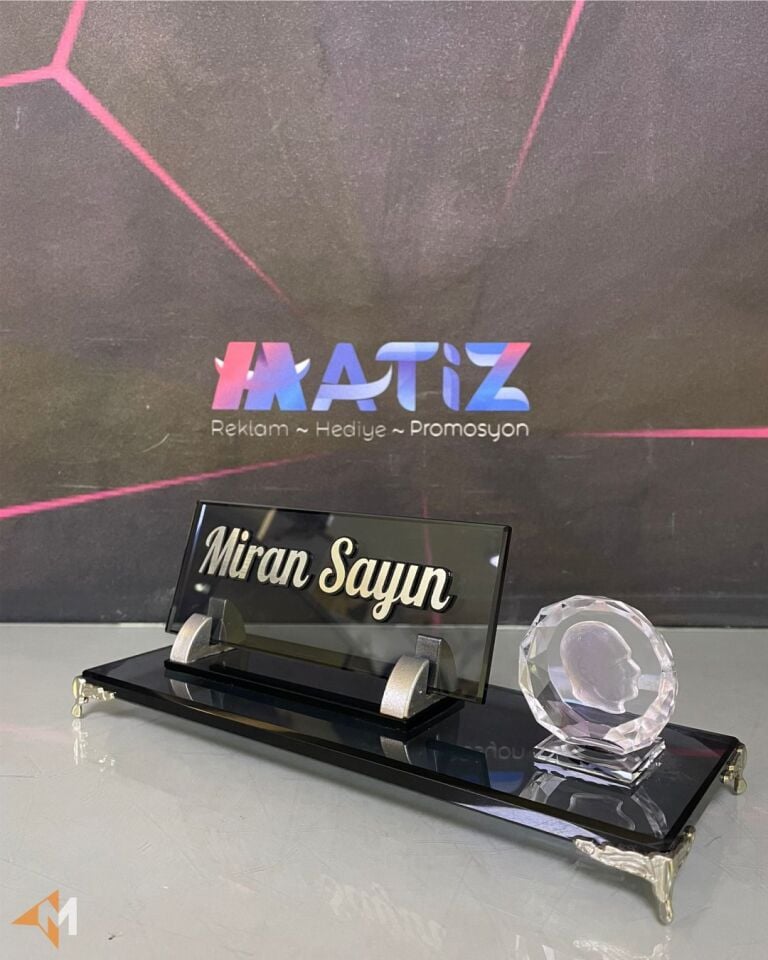 Atatürk Füme Renk Masa İsimliği