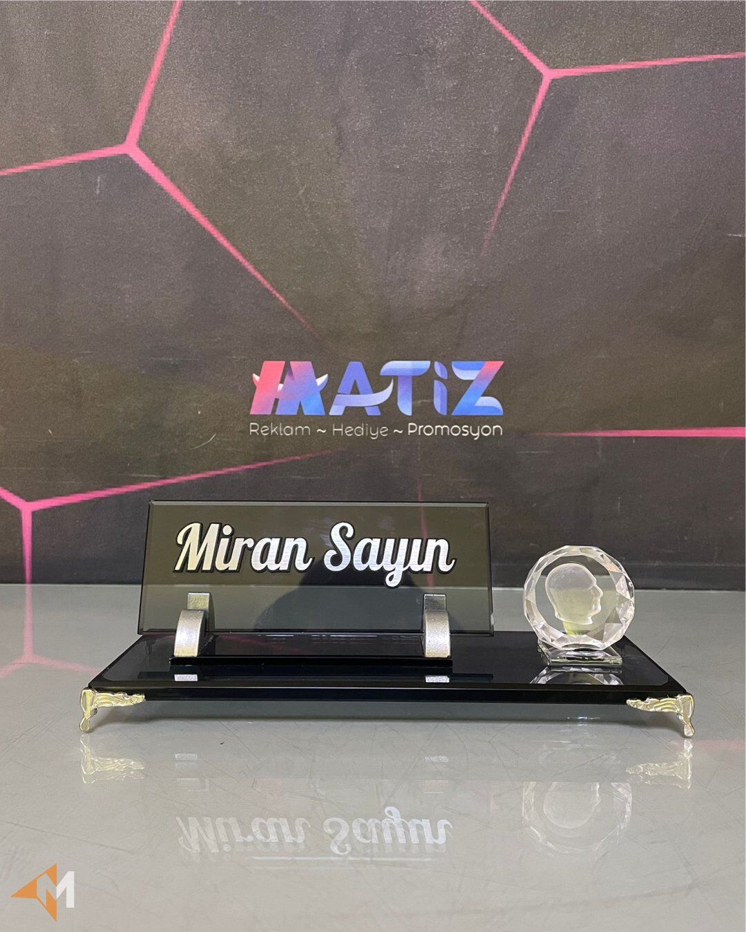 Atatürk Füme Renk Masa İsimliği