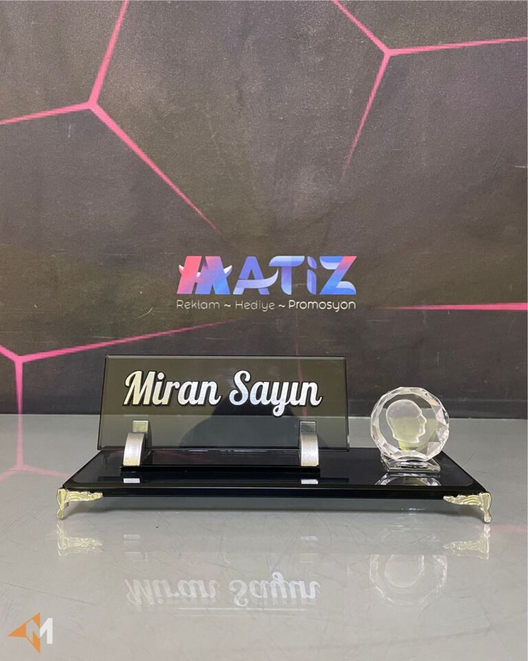 Atatürk Füme Renk Masa İsimliği