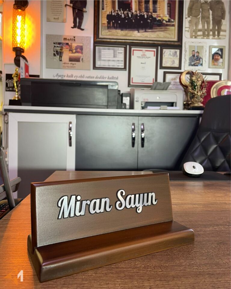 Klasik Model Ahşap Masa İsimliği