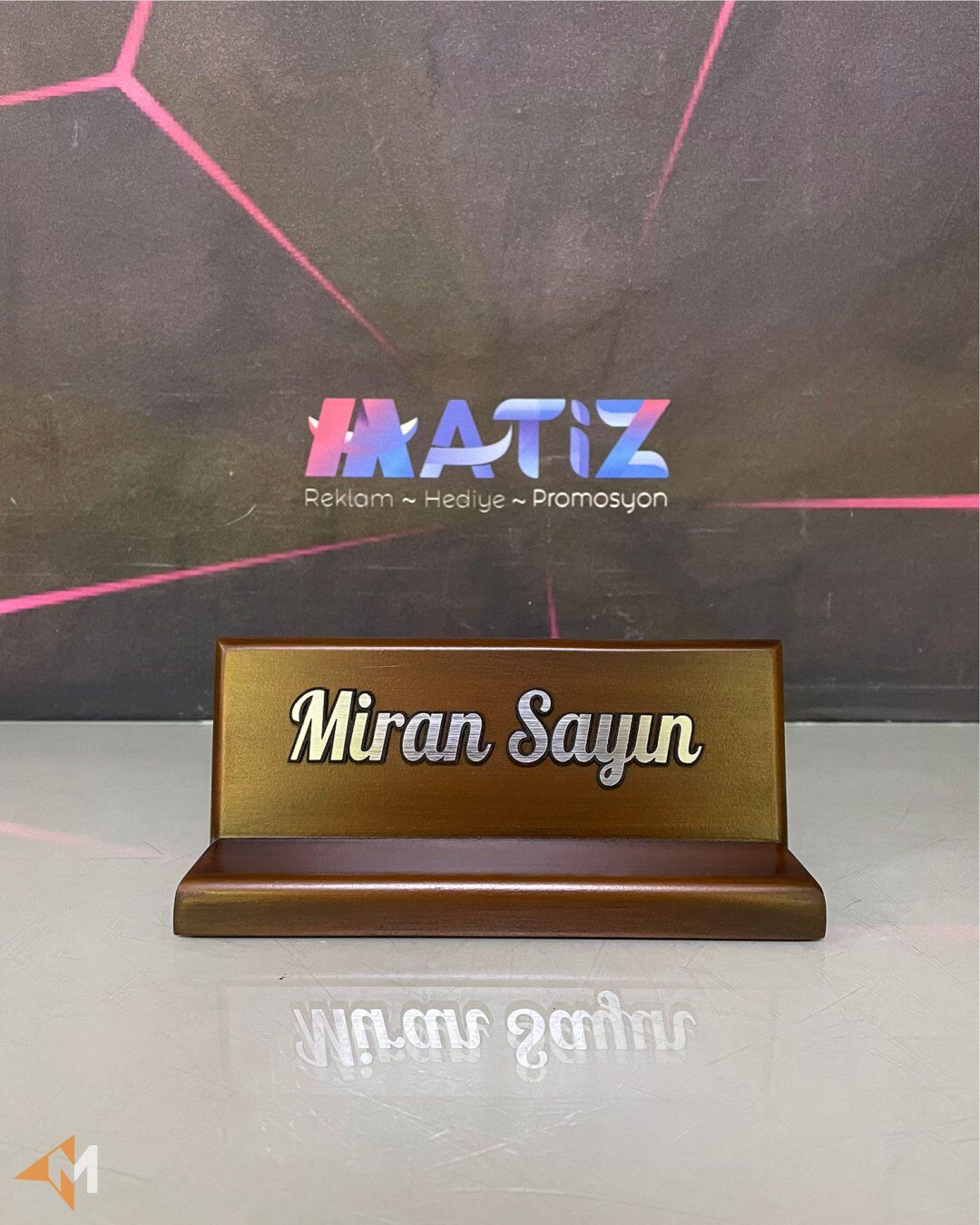 Klasik Model Ahşap Masa İsimliği