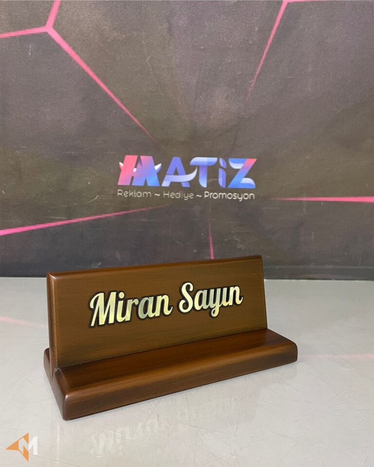 Klasik Model Ahşap Masa İsimliği
