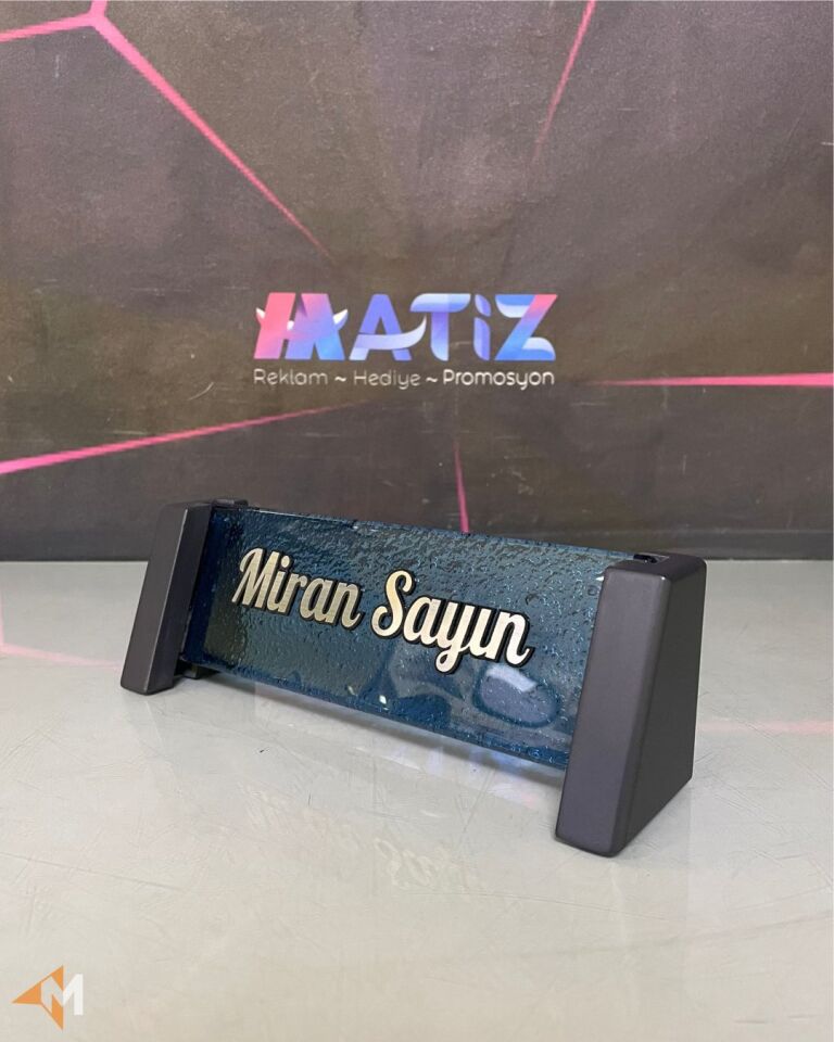 Mavi Dekorlu Cam Masa İsimliği