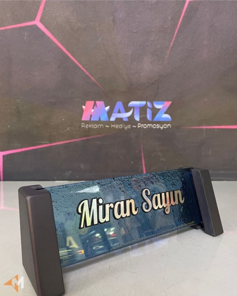 Mavi Dekorlu Cam Masa İsimliği