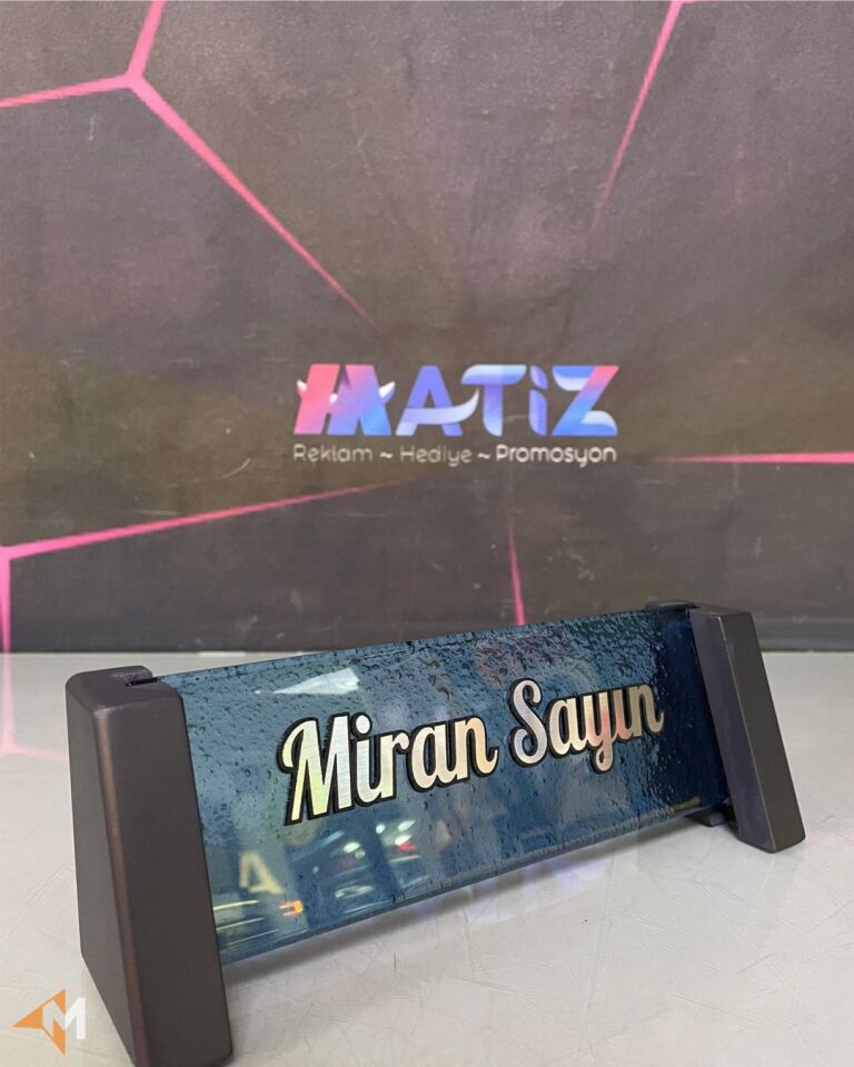Mavi Dekorlu Cam Masa İsimliği
