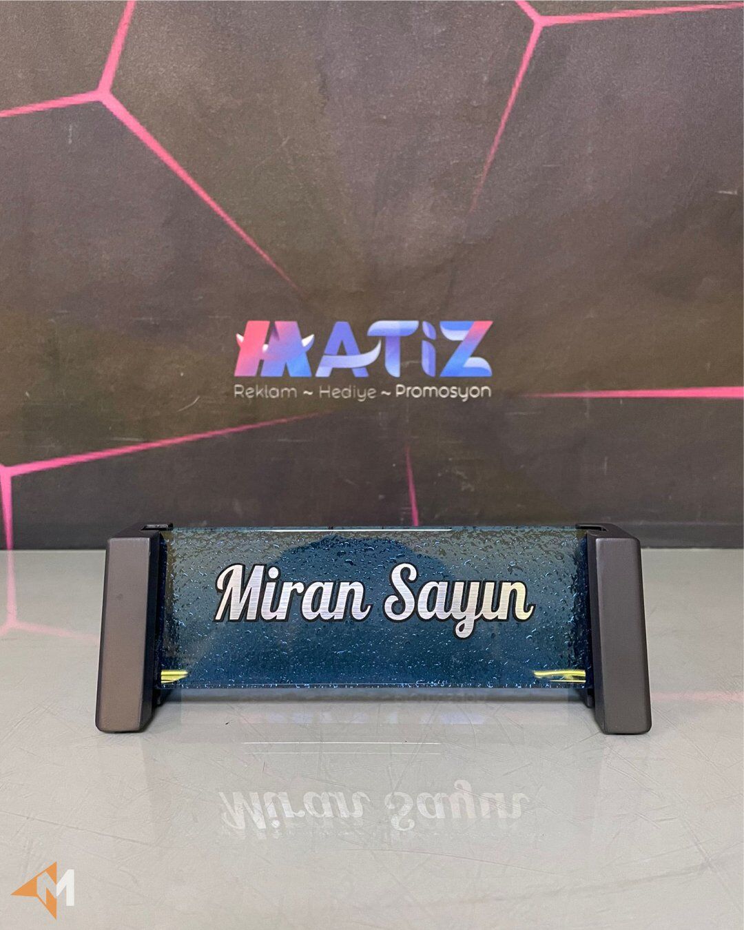 Mavi Dekorlu Cam Masa İsimliği