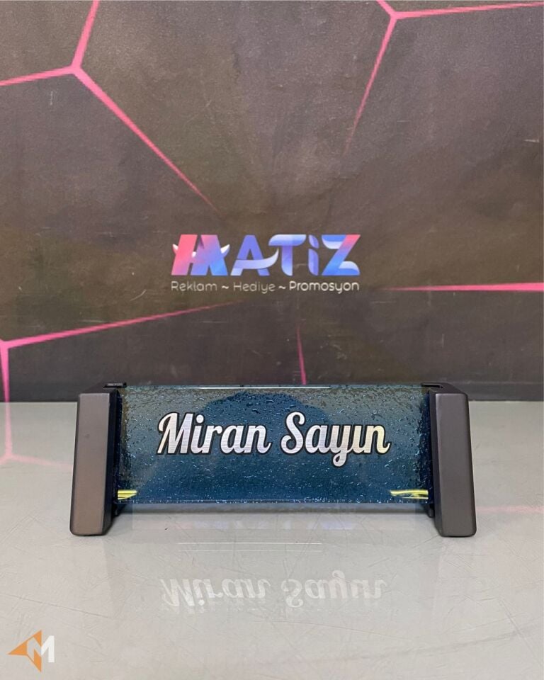 Mavi Dekorlu Cam Masa İsimliği