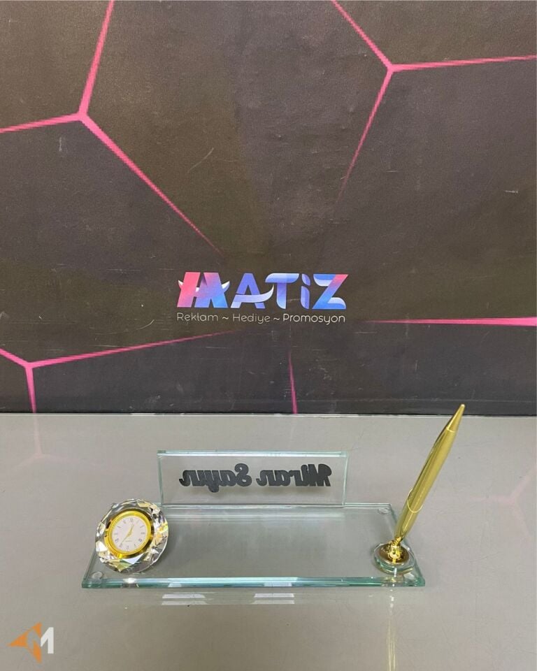Kalemli ve Saatli Şeffaf Cam İsimlik