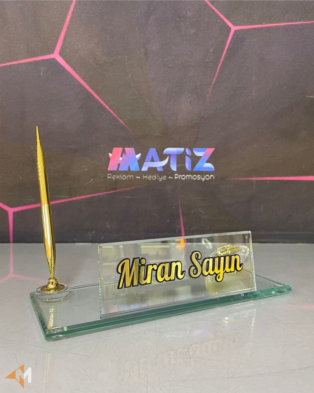 Kalemli ve Saatli Şeffaf Cam İsimlik