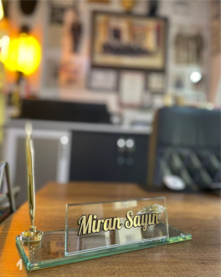 Kalemli ve Saatli Şeffaf Cam İsimlik