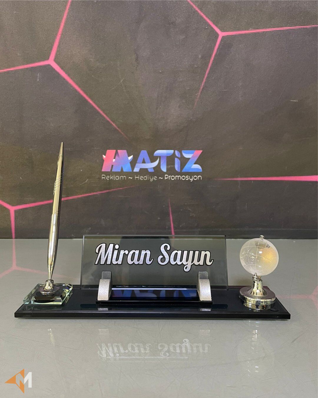 Füme Renk Dünyalı Masa İsimliği