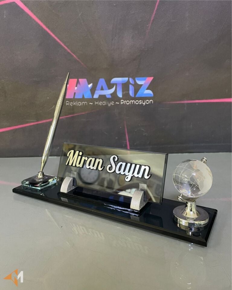 Füme Renk Dünyalı Masa İsimliği