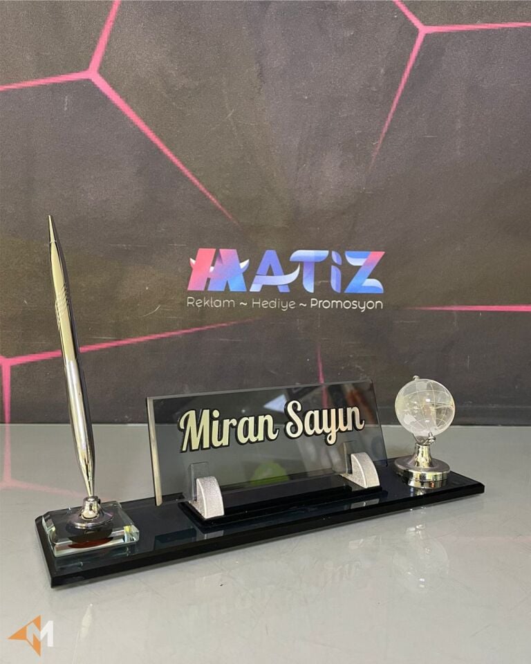 Füme Renk Dünyalı Masa İsimliği