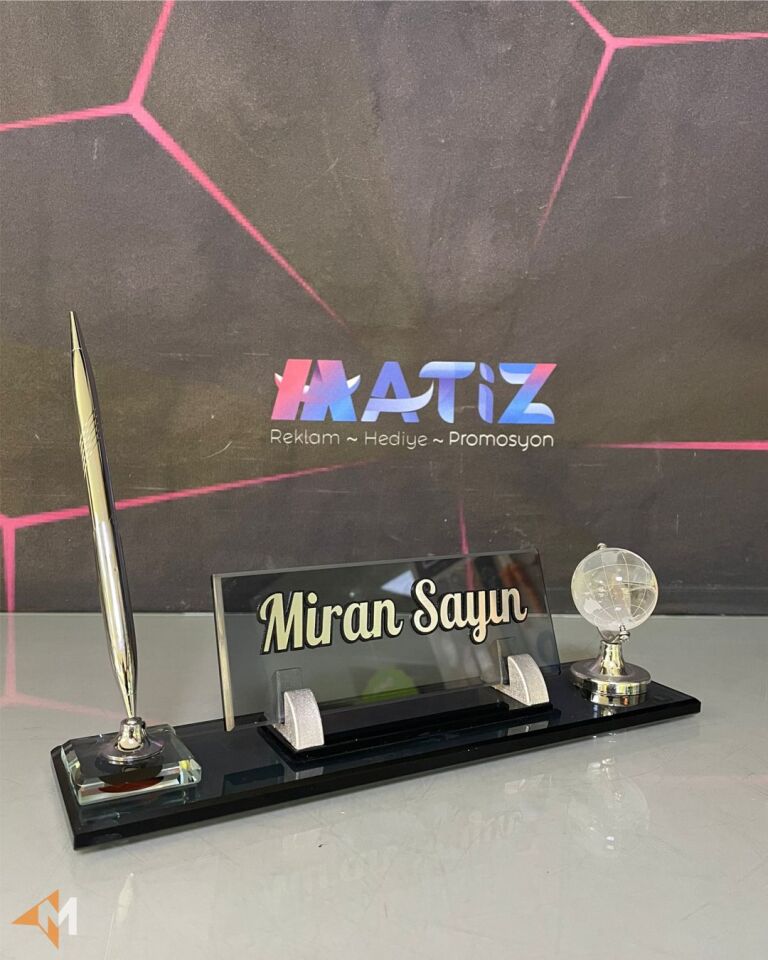 Füme Renk Dünyalı Masa İsimliği