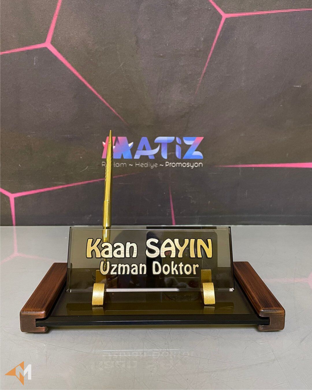 Bronz Telefon Tutuculu Masa İsimliği