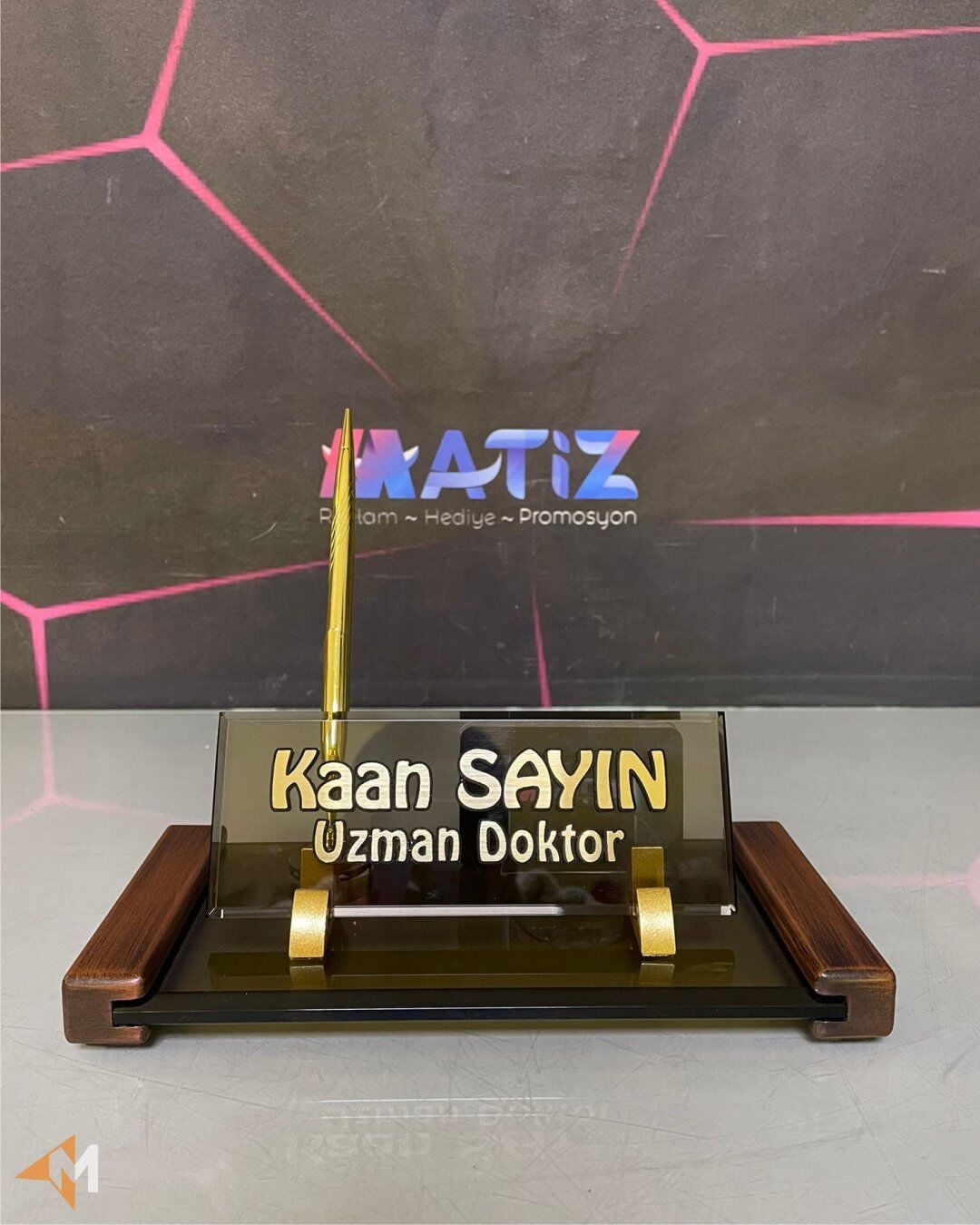 Bronz Telefon Tutuculu Masa İsimliği